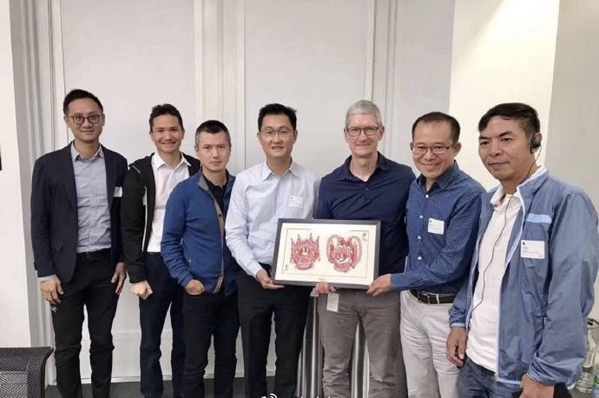 马化腾,马云与库克合影对比,一个社恐,一个社牛.