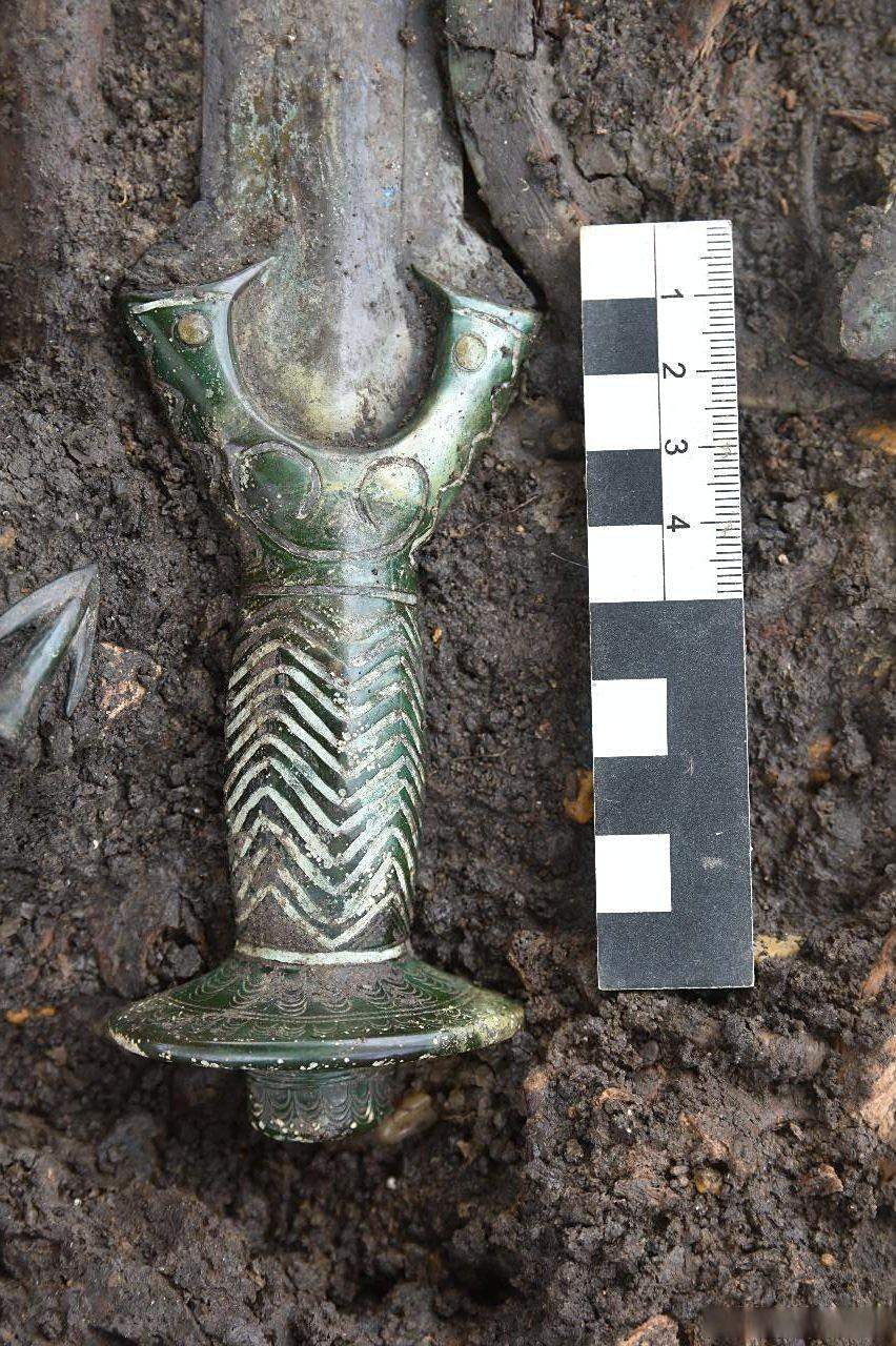 德国出土3000年前的青铜剑,做工精美,闪闪发光.