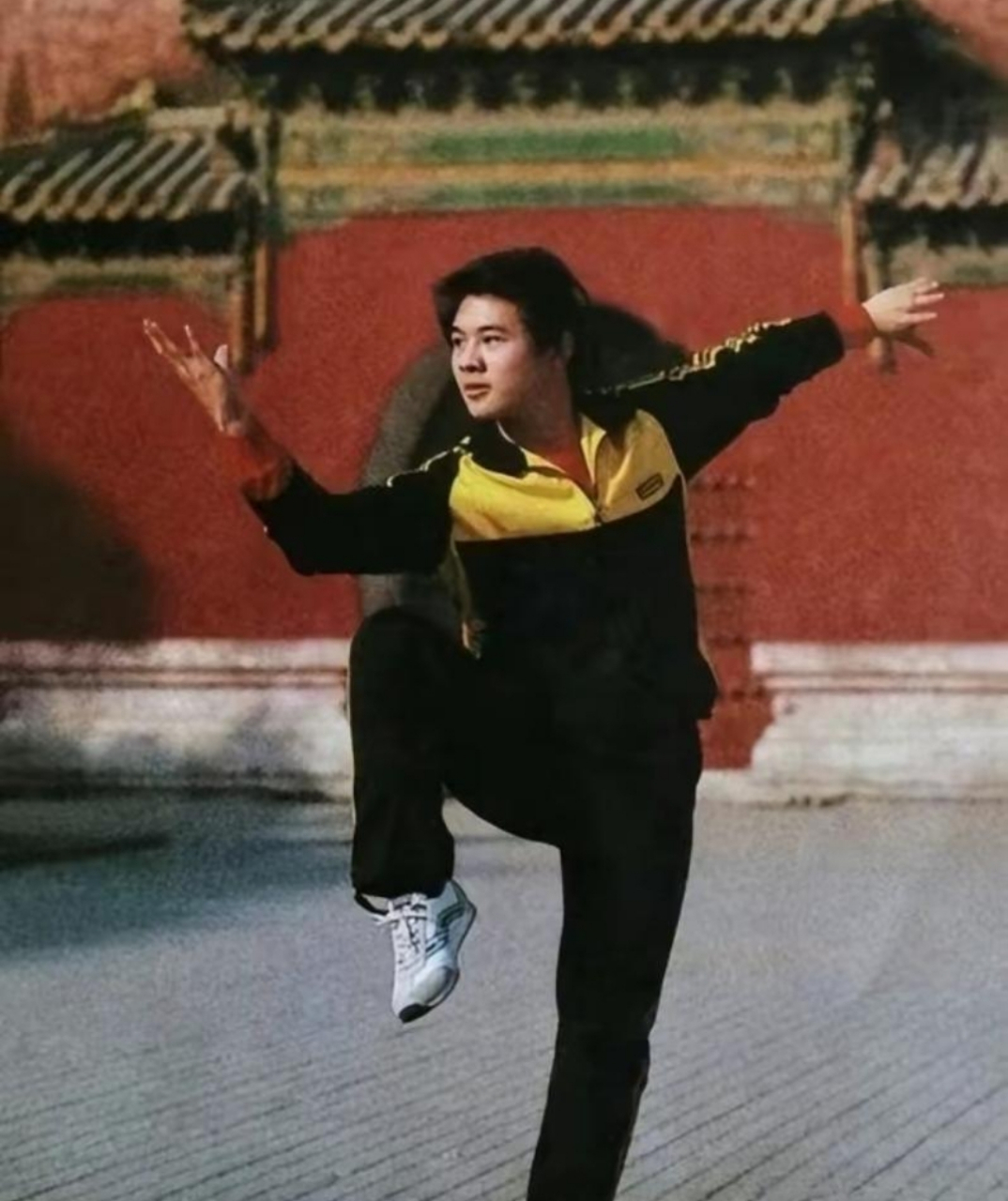 李连杰的父亲叫李清泉,是中央广播电台的一名普通工程人员.