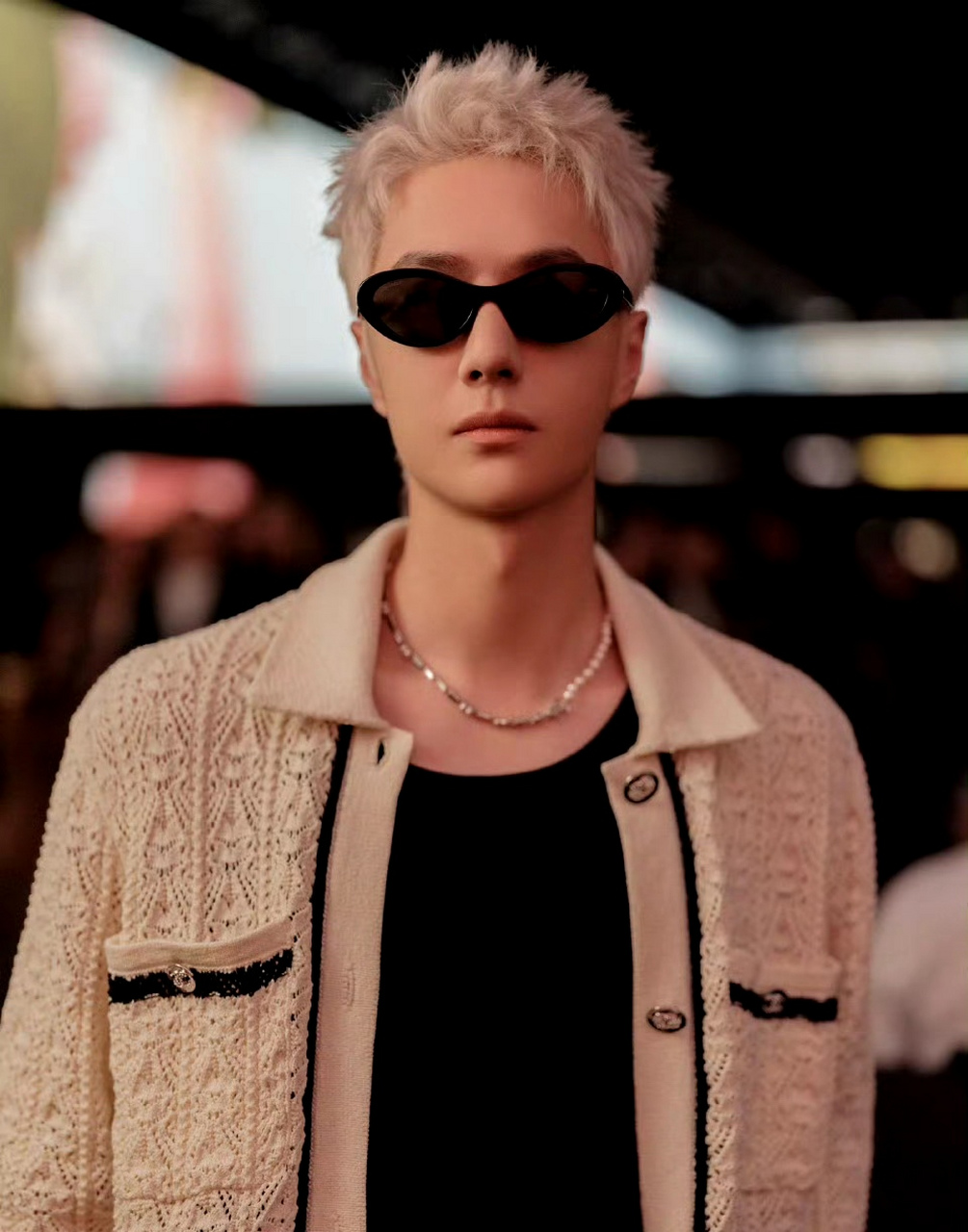 香奈儿发了王一博单人照,黑白的搭配好潮啊,这算是香奈儿的最高待遇吗