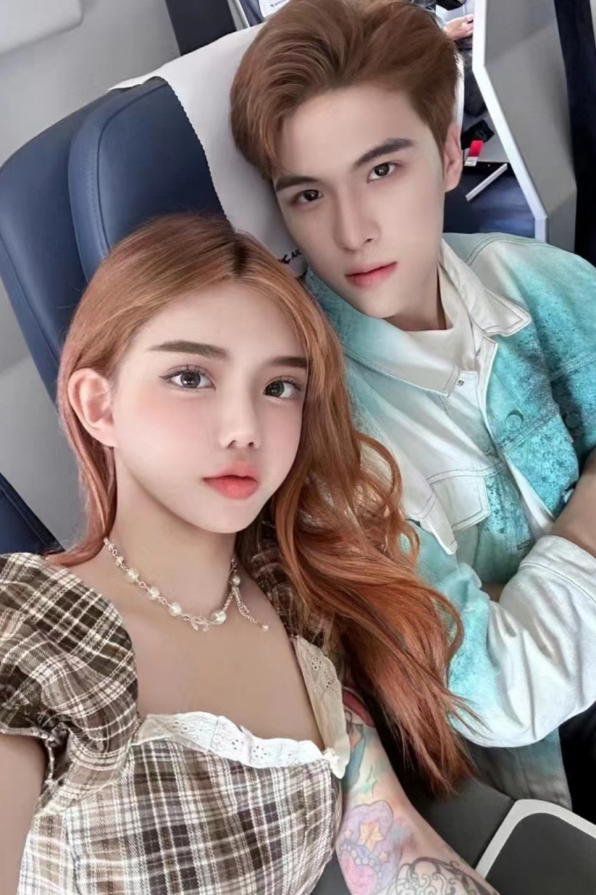 韩安冉度蜜月归来,与新老公宋浩然在飞机上合影秀恩爱,两人都是网红脸