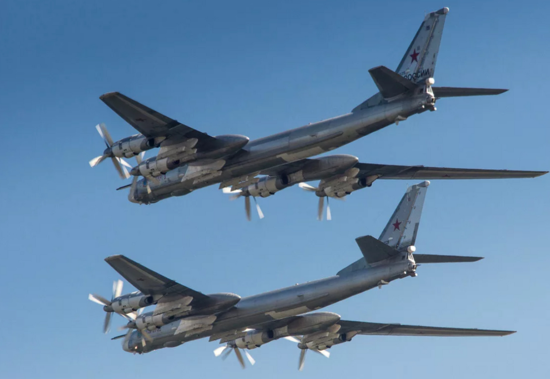 刚刚有人在南京上空拍到了俄军图-95ms战略轰炸机,它是参加中国联合