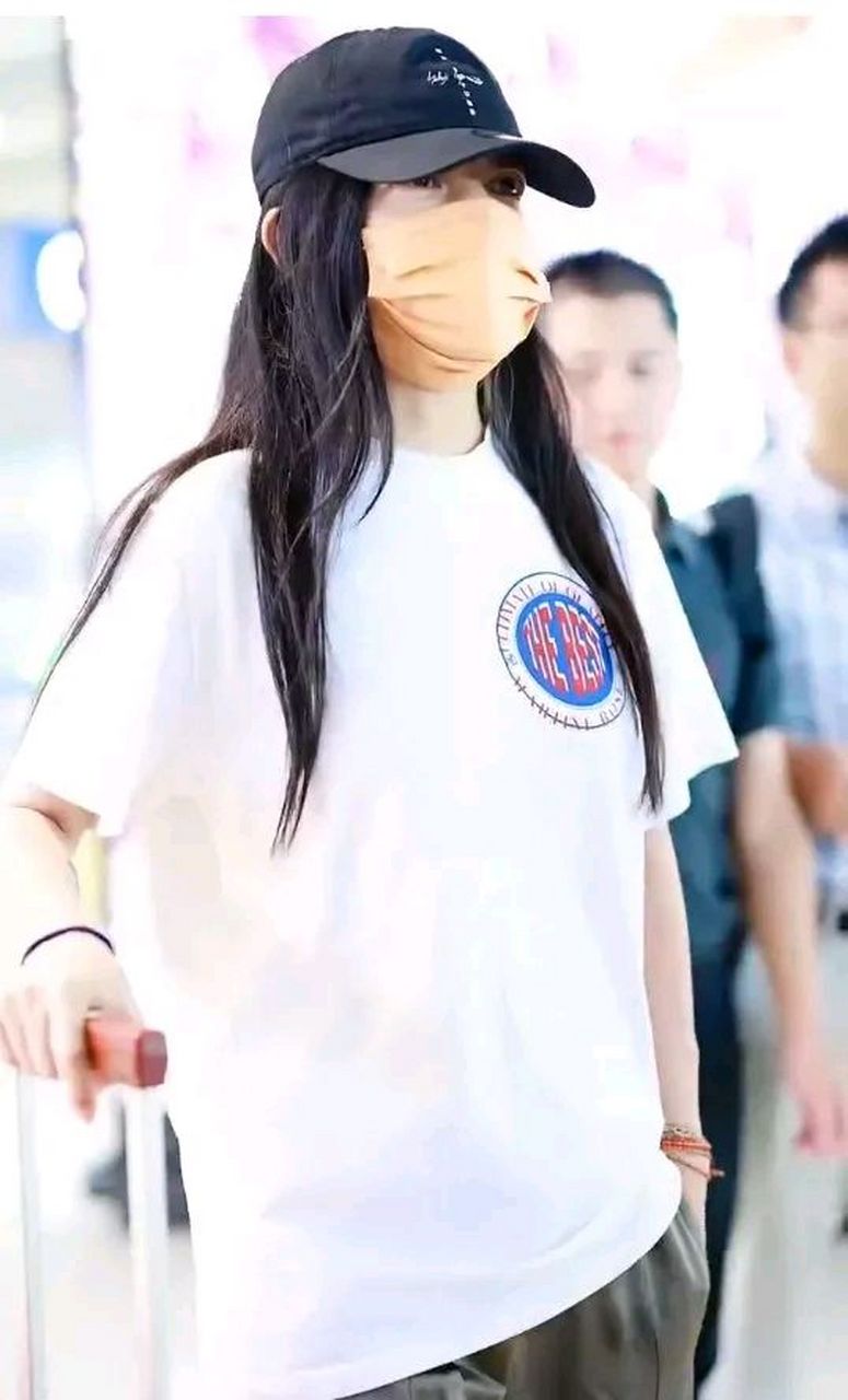 47岁赵薇近况凄凉,身材发福变胖,皱纹变多老了憔悴了.