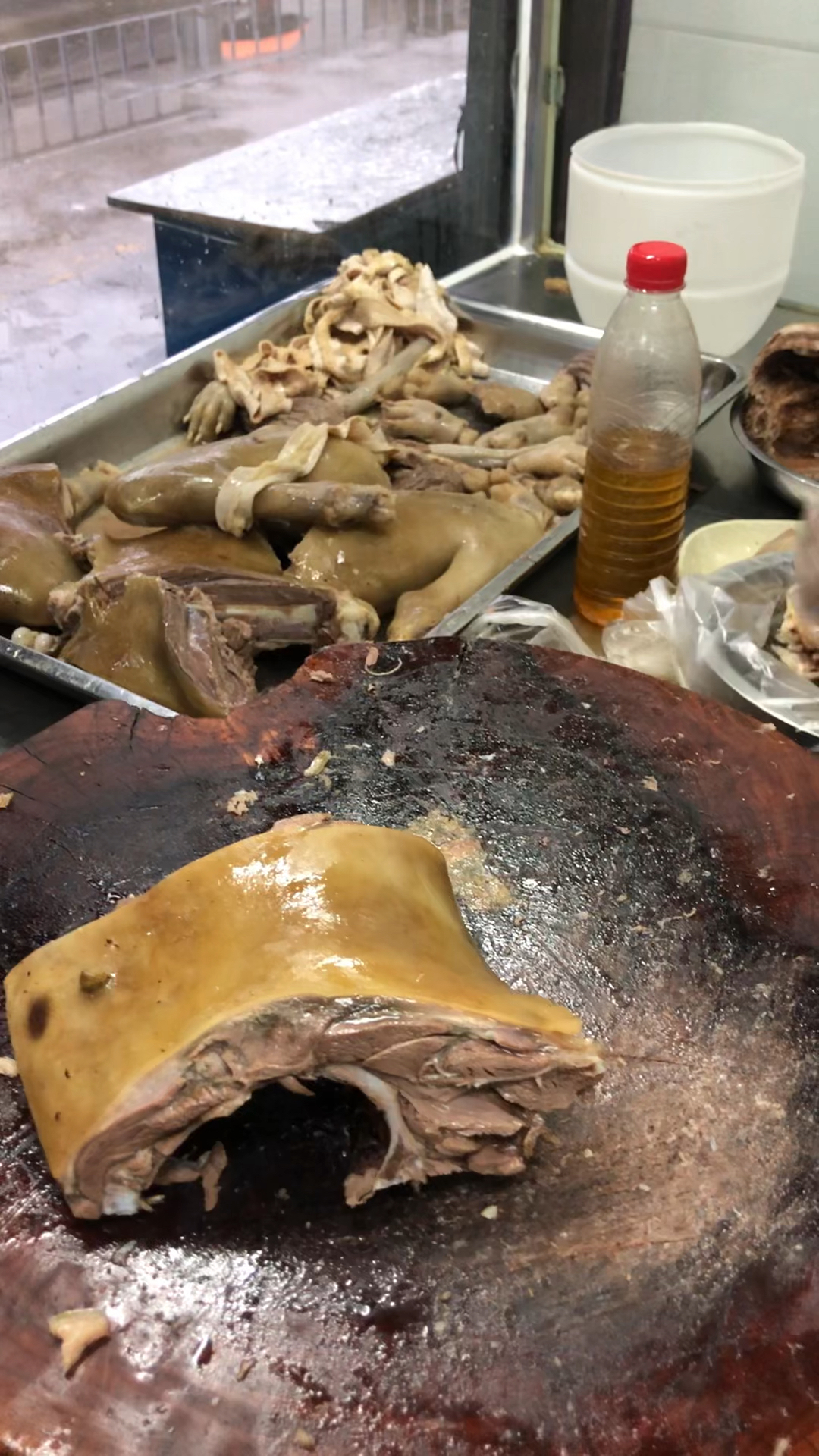 湛江白切狗色泽金黄肋排骨多肉少,原汁原味,蘸着酱料,又香又好吃,太下