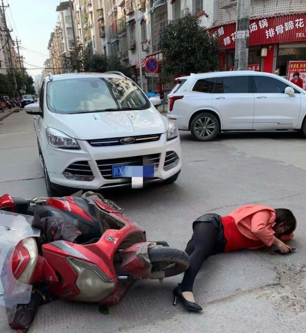 武胜县沿口镇利民街附近,一女子骑车被越野车撞倒,倒地不起
