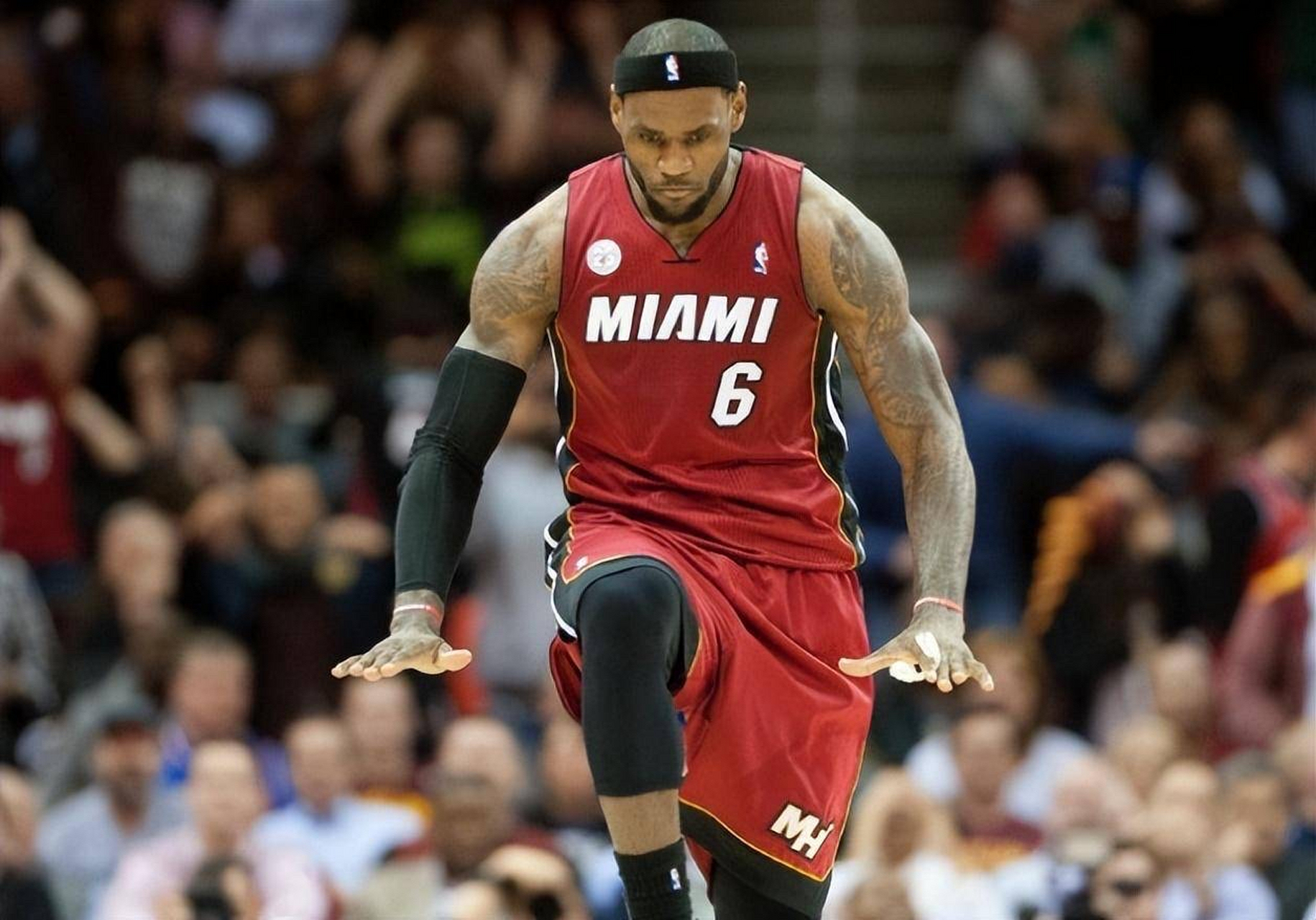 热火距离夺冠就差一个"詹姆斯或韦德" 巴特勒虽然很硬 但天赋和掌控力