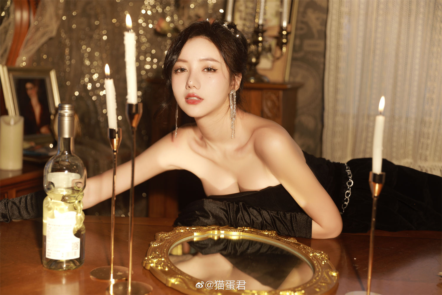 洛丽塔大哥微博秒删图，蜡烛摇曳下的侧脸楚楚动人