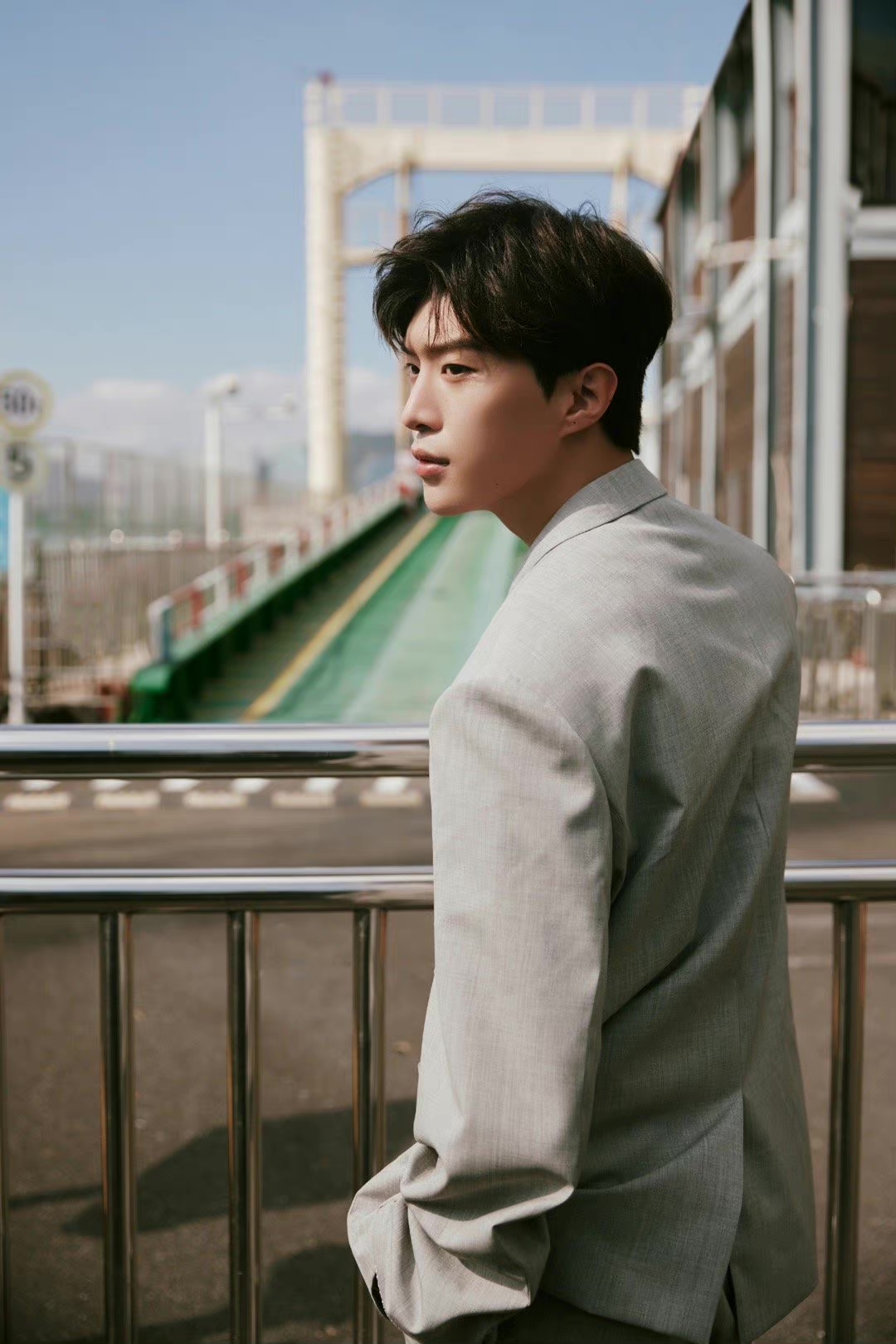 范丞丞金鸡奖西装造型,灰色西装套装帅气十足