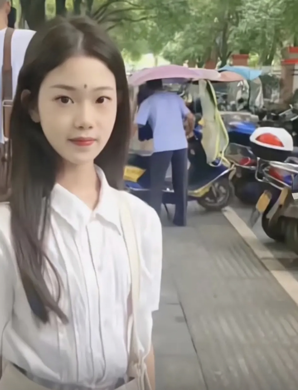 网友:女朋友眉心这颗痣,每次见到她我都有下跪的冲动,我该怎么办?