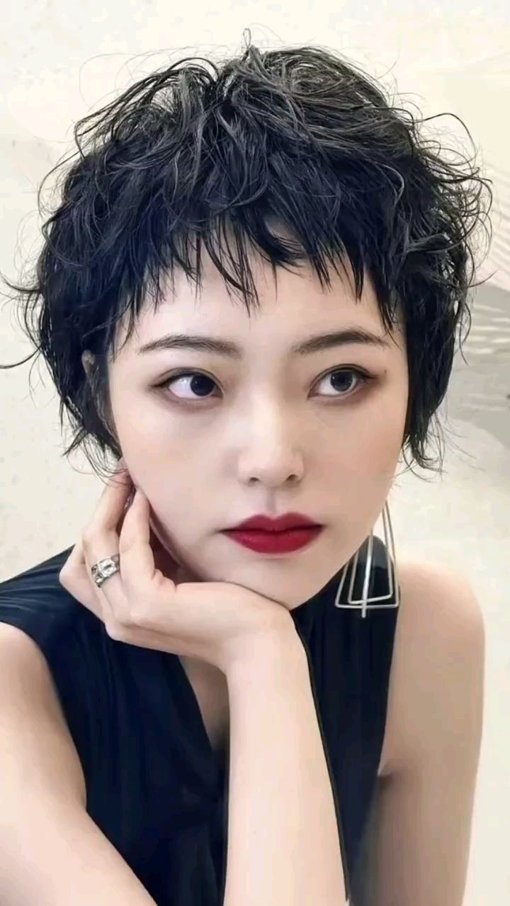 超短日系蓬蓬烫发,还是有点挑人的,适合鹅蛋脸,小圆脸的女生.-度小视