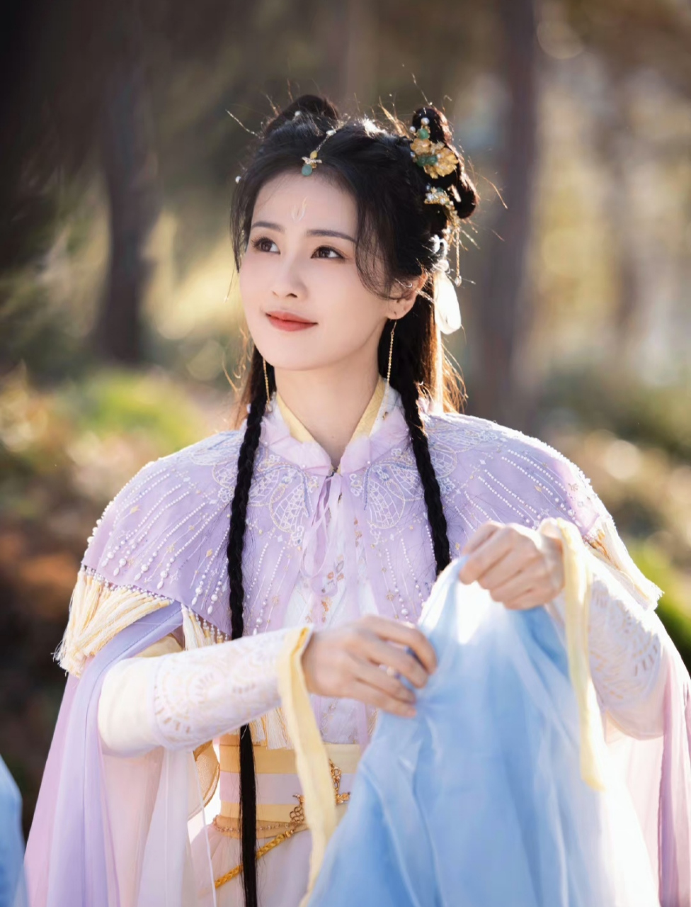 白鹿助理晒剧组花絮照,这是饰演苏苏时期的扮相,比较甜美俏皮的风格