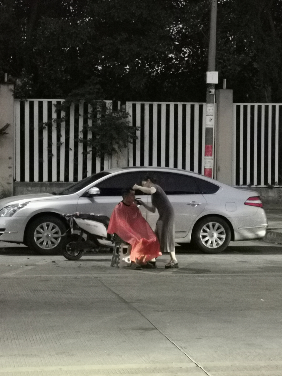 十块剪一个头发,在当今物价也不算贵,也吸引了不少打工一族光顾,但大