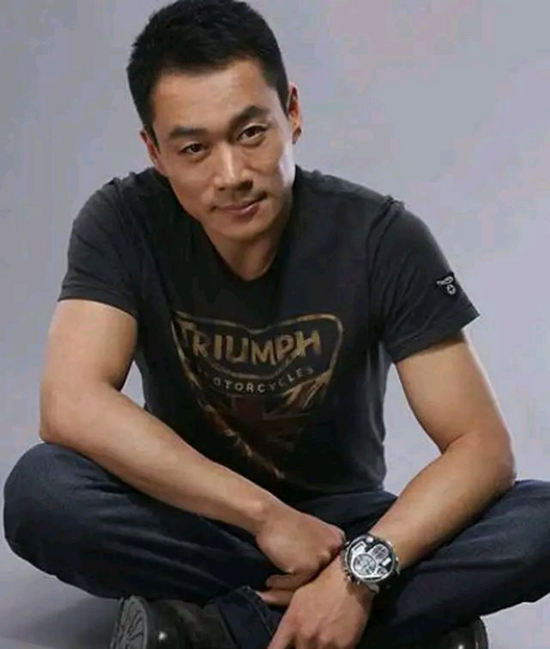 演员丁海峰,扮演水浒传里的武松,回忆拍戏的老虎,心有余悸,说,第一次