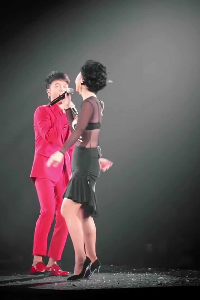 叶倩文63岁了,身体居然没有一丝赘肉,她为了参加助阵好友特意把白色