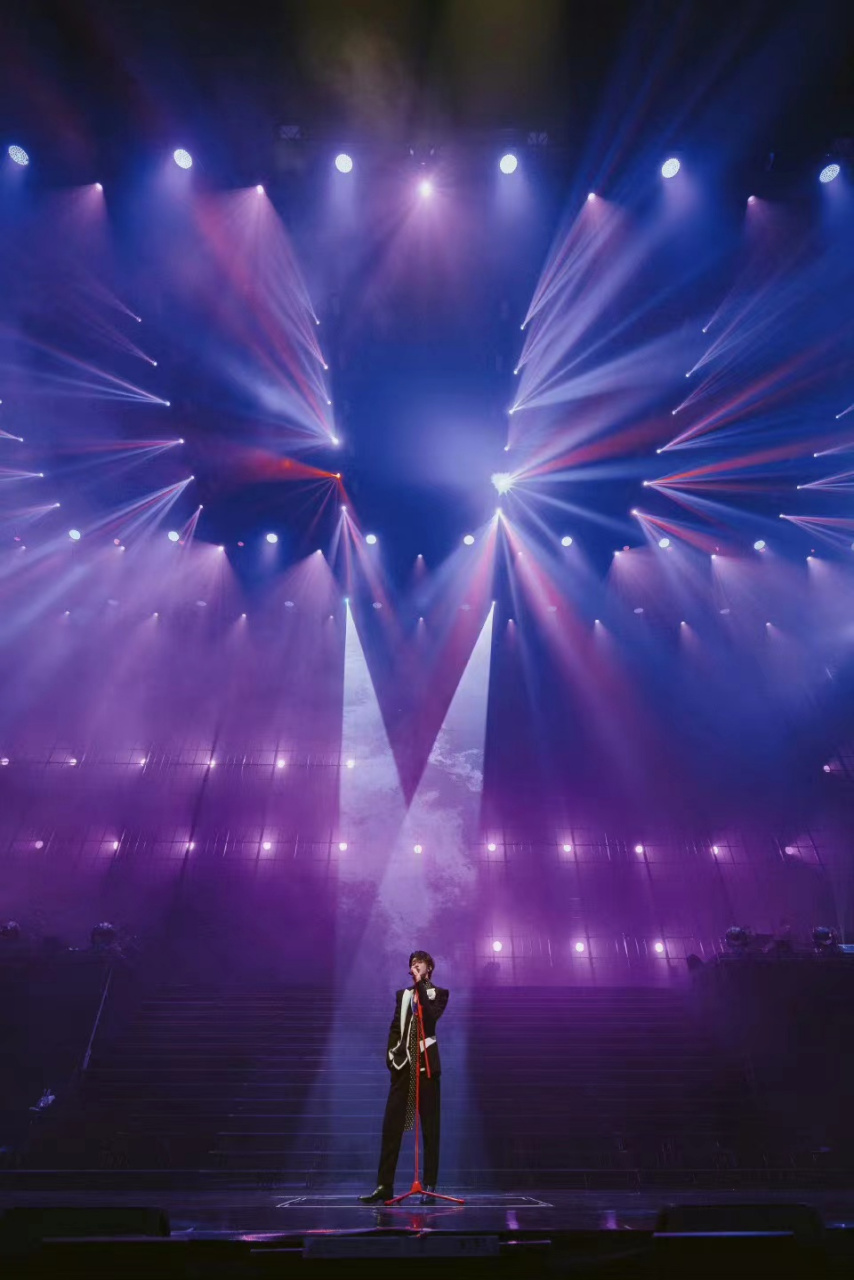 蔡徐坤泰国演唱会# 蓝玫瑰点亮曼谷的夜,感谢又一次的遇见,下一站