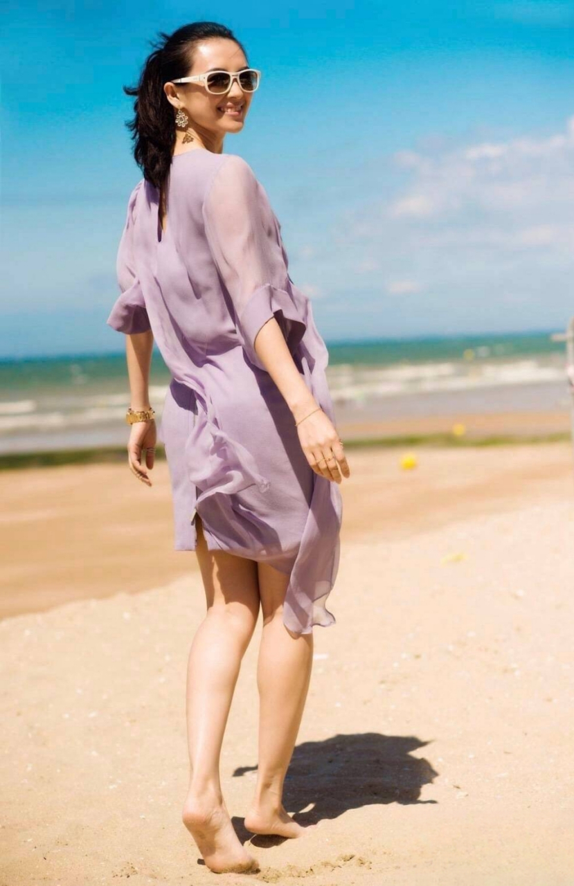 章子怡海滩照,秀美腿玉足