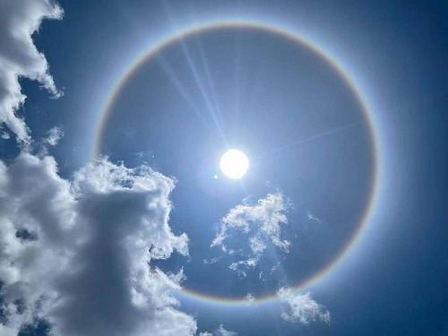 日晕是一种光学现象,通常发生在日出或日落时.