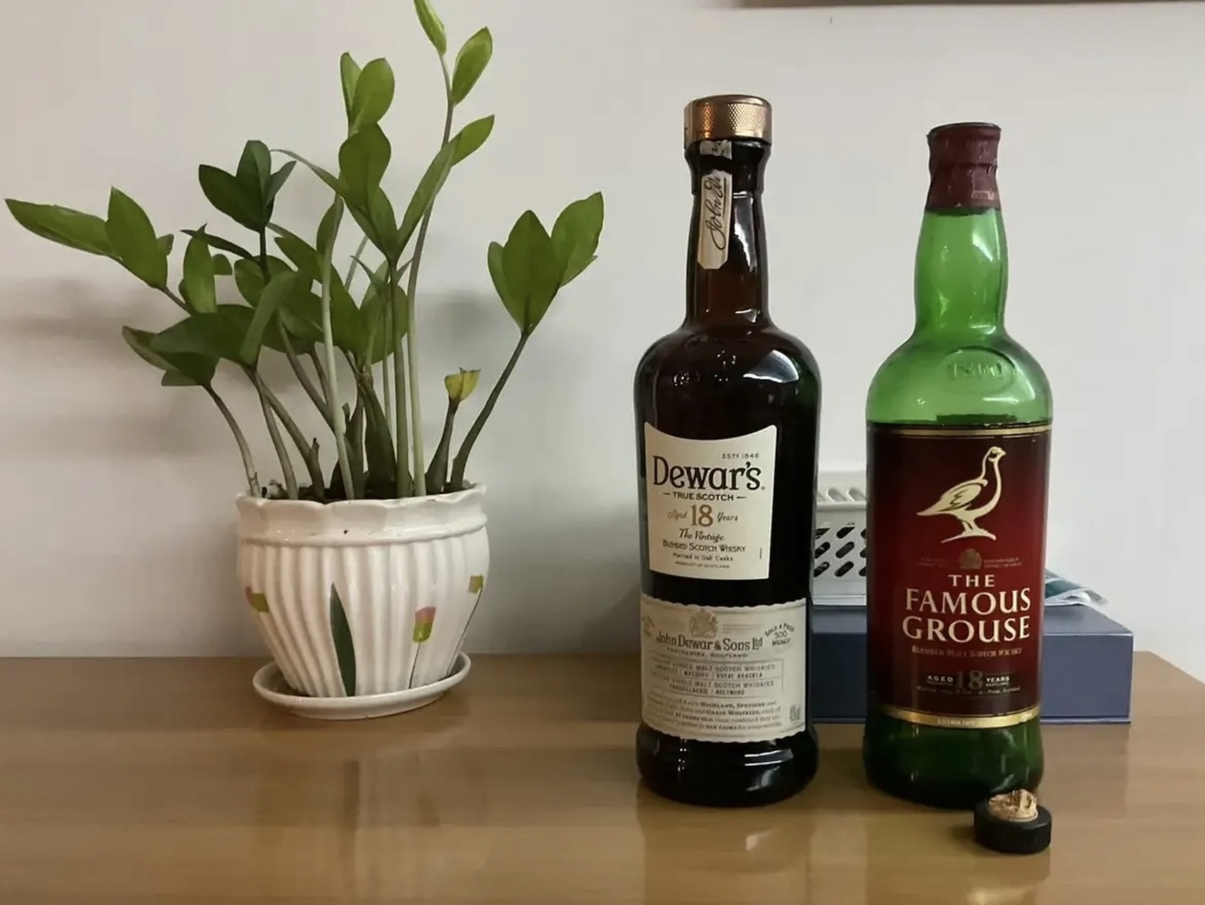 这瓶是已经停产的威雀18年,它有老版和新版,图中这瓶是新版.