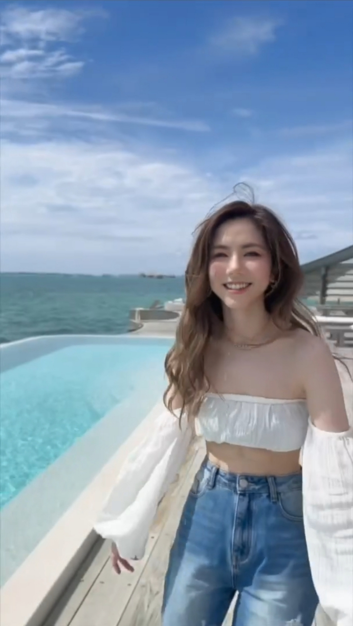 邓紫棋去海边玩,带了好几套衣服.