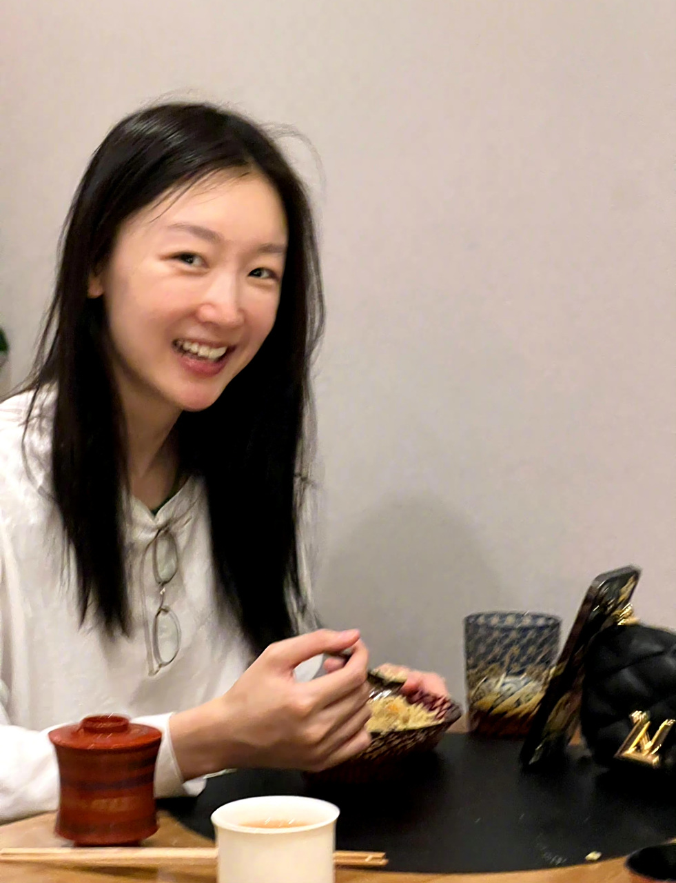 周冬雨发了素颜的生活照,很真实了.跟短发的周冬雨风格相差挺多的.