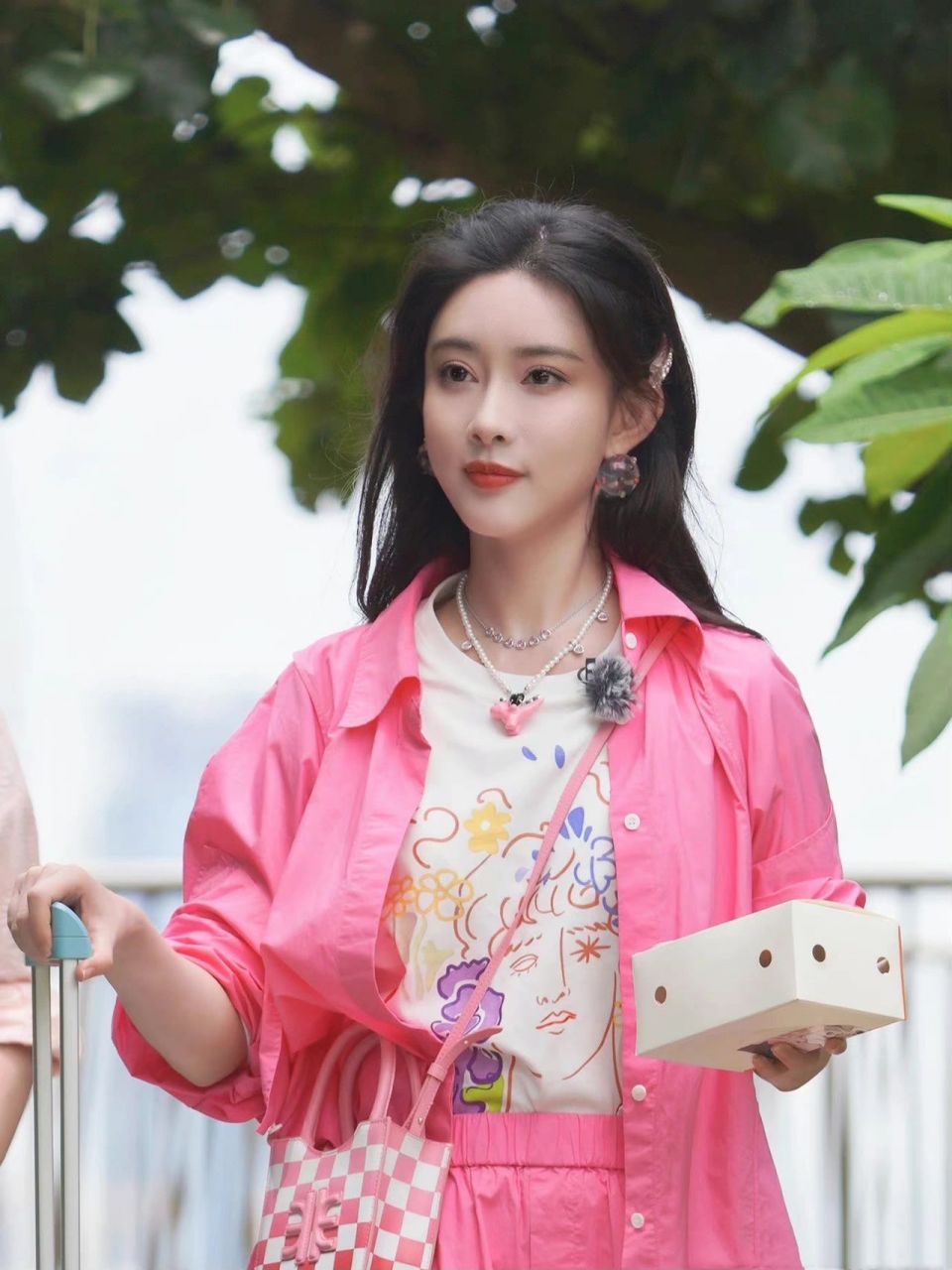 孟子义《桃花坞2》路透图 粉色系很甜呀!