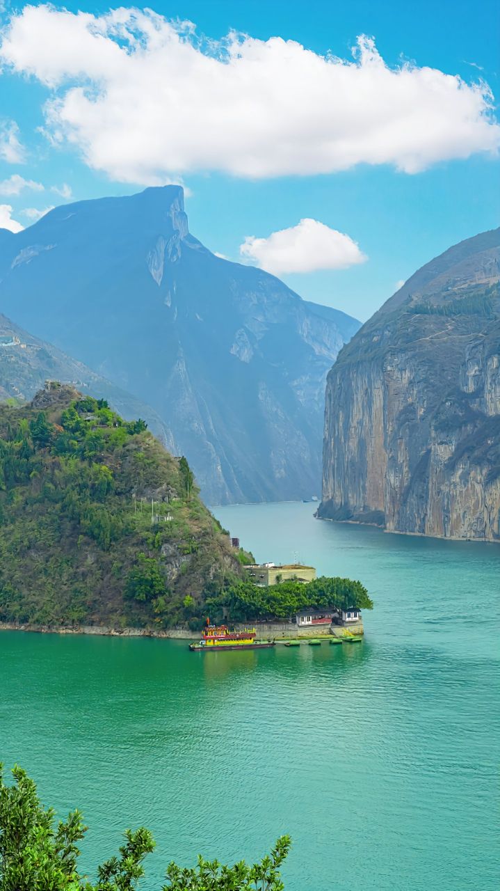 长江三峡西起重庆市奉节县白帝城,东至湖北宜昌市南津关,全长193千米