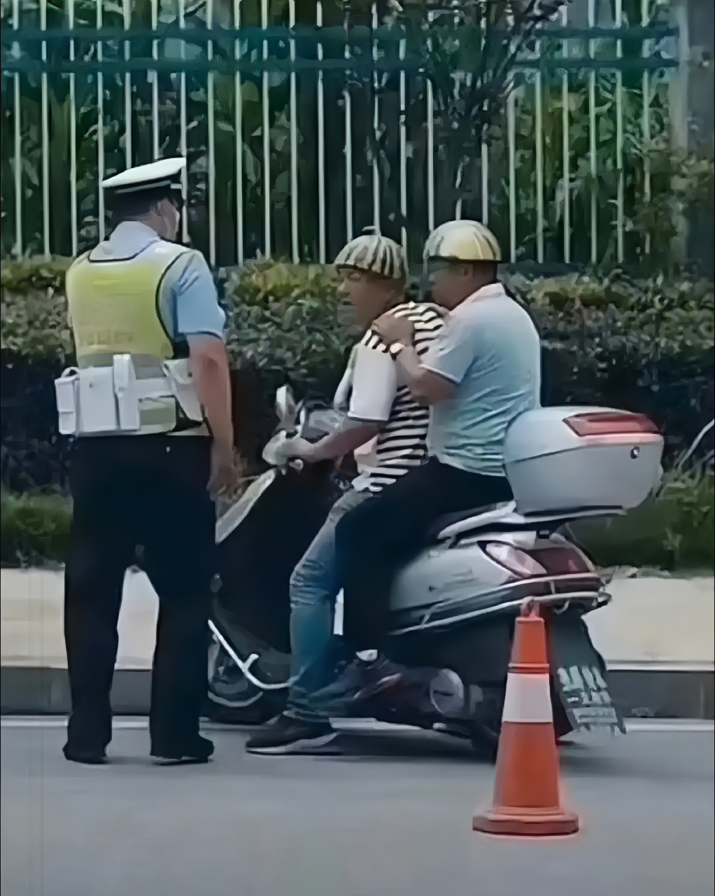 骑车拿不锈钢盘和西瓜皮做头盔,真是个人才!