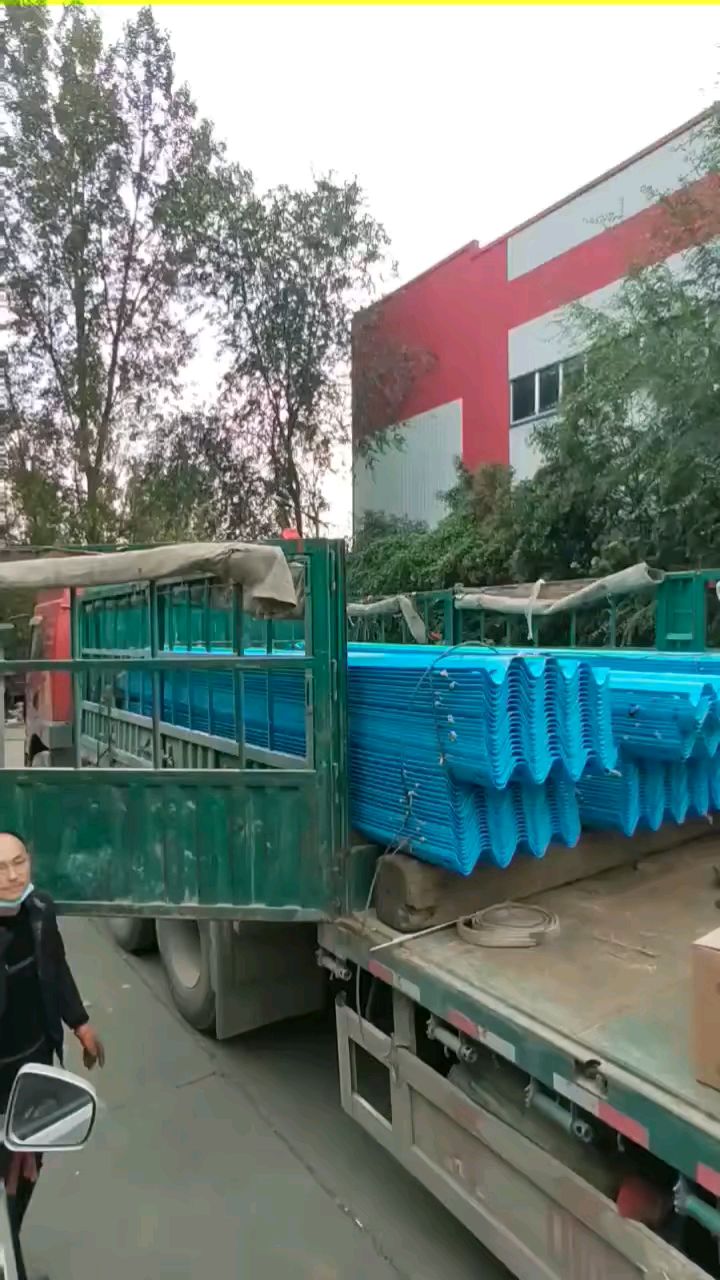 又一车1201湖蓝色,托架安装的波形护栏装车了