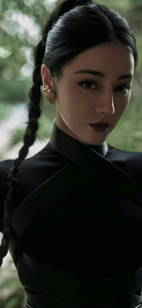 2,迪丽热巴她跟公司闹掰后就等合约到期了,合约没到期前,外面其他