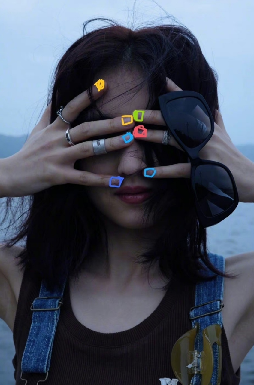 张子枫晒海边随拍,熟悉的暗色系文艺范儿,妹妹头发长了很多,染的发色