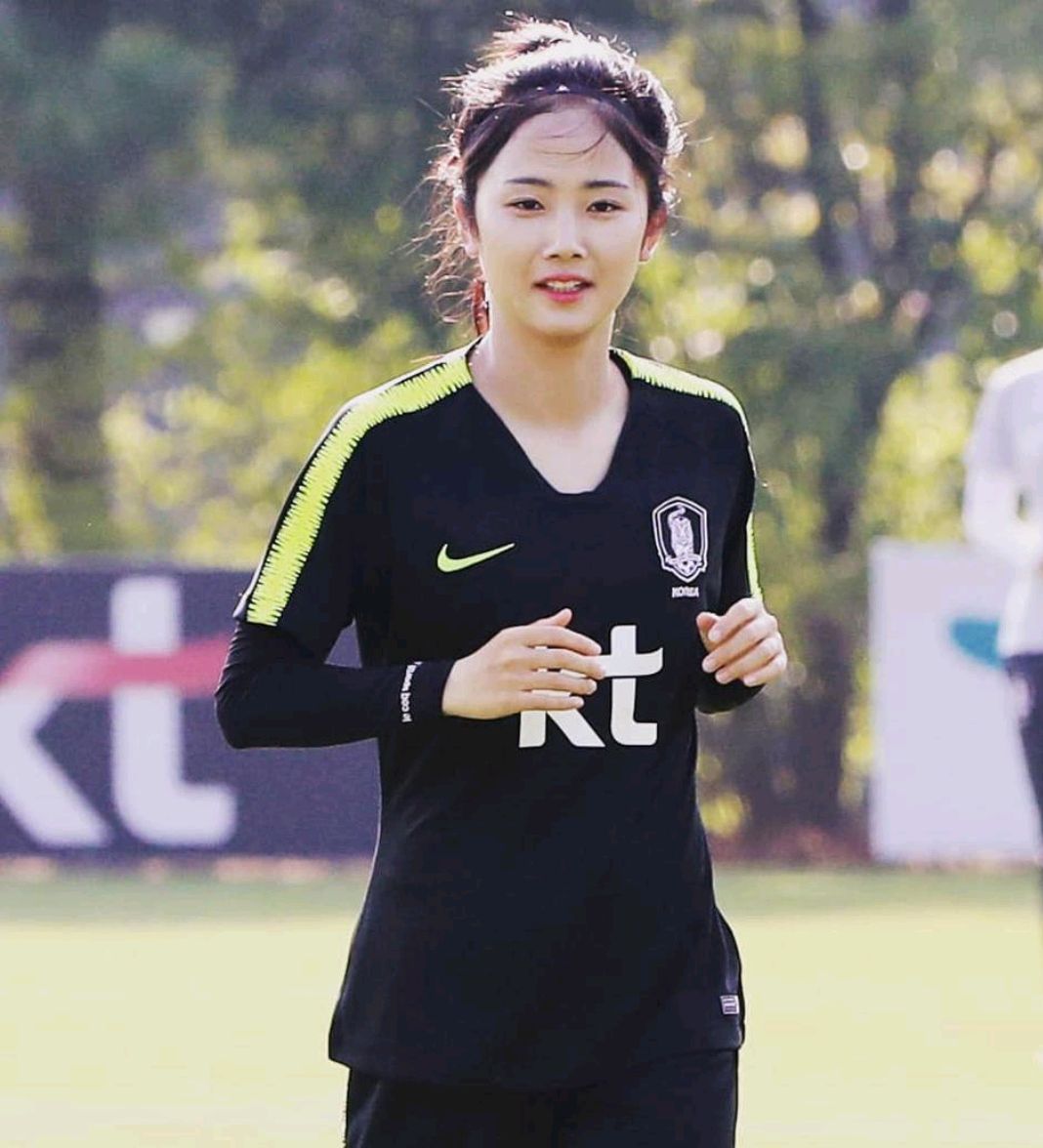论李玟娥与赵丽娜,谁才是亚洲女足界的第一美女?
