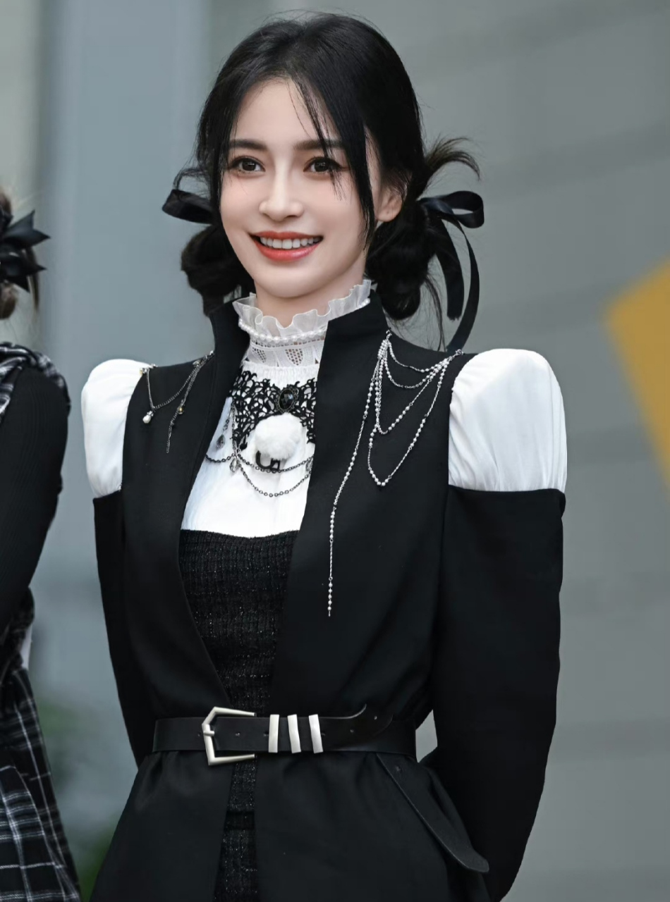 杨颖工作室分享奔跑吧录制美照,身为元老嘉宾的杨颖一脸自信,每一期的