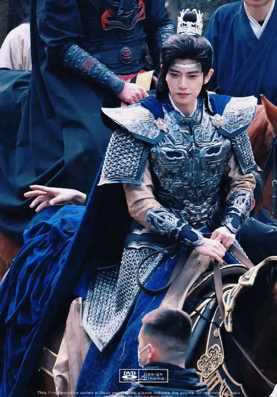 任嘉伦新剧路透图曝光 戎装骑马造型俊朗英勇神武