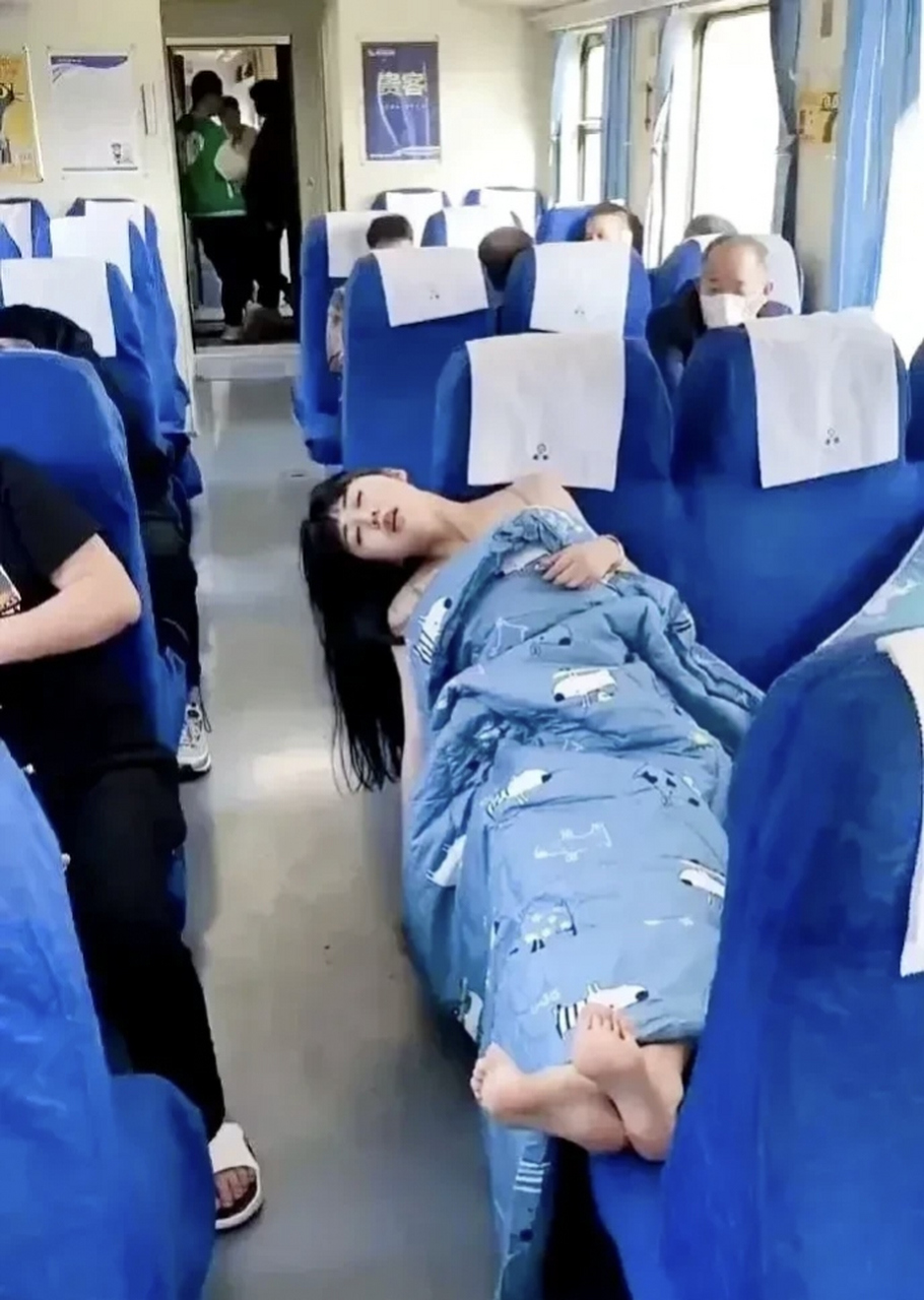 列车上, 这睡姿销魂的! 还好,这是在火车上, 很多人看到了也不敢怎样!