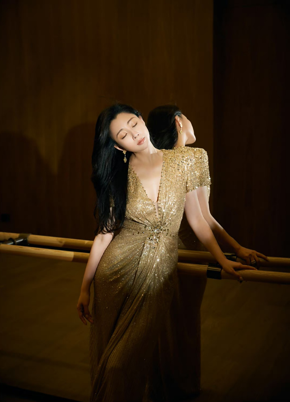 殷桃# 一袭鎏金深v束腰连衣裙,肤白貌美的容颜,清纯甜美的容颜,纤瘦