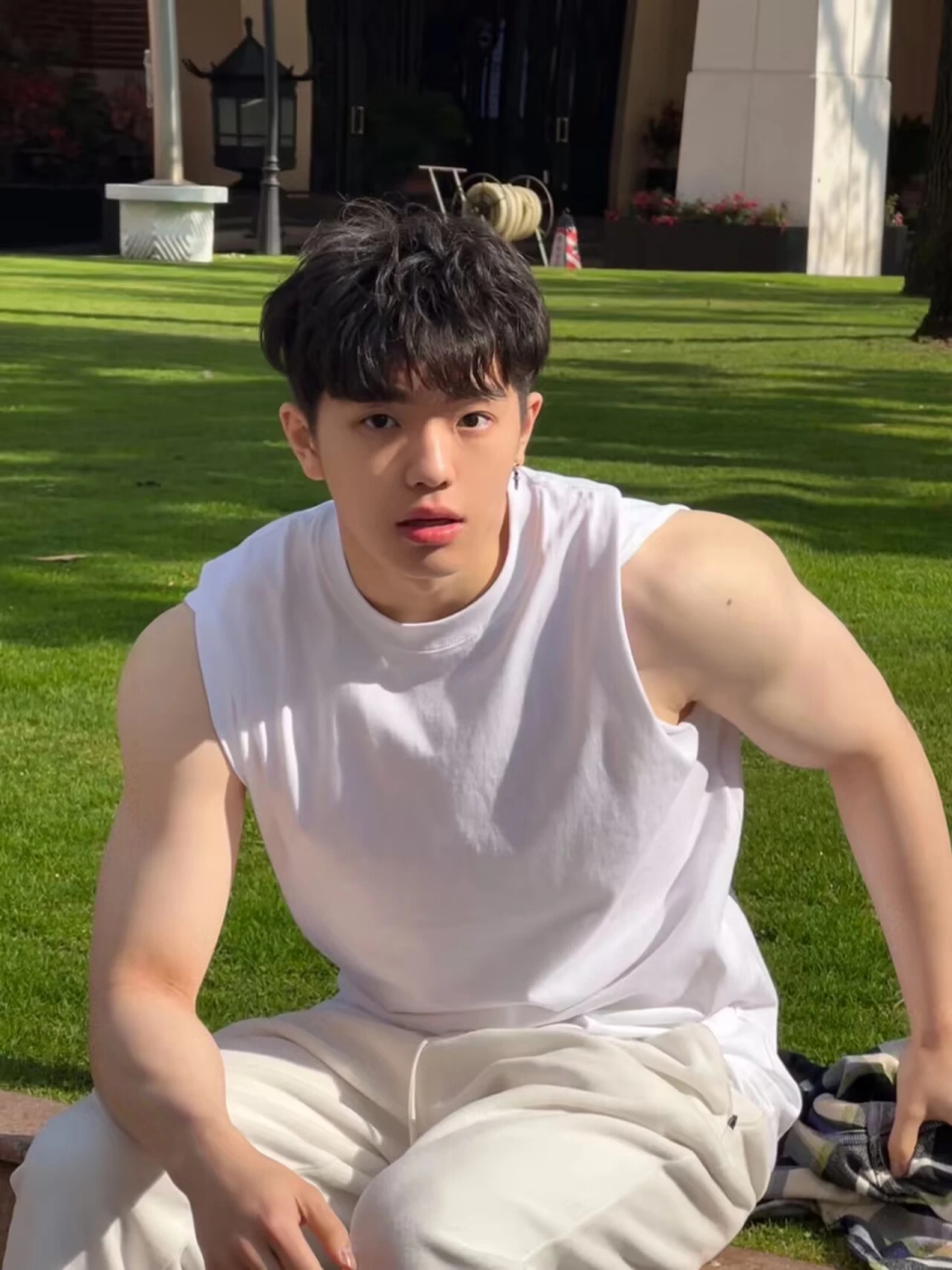 00后肌肉奶狗,白花花的胸肌太欲了……#帅哥# #00后