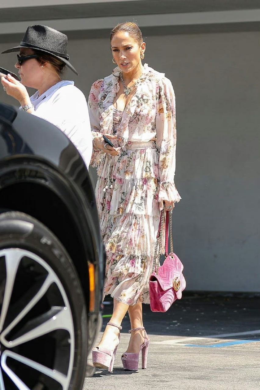 詹妮弗·洛佩兹jennifer lopez在洛杉矶外出购物街拍