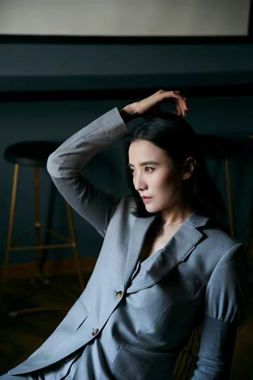 海清宋佳同穿裤装比美,一个像冰,一个似火,只差4岁气质大不同