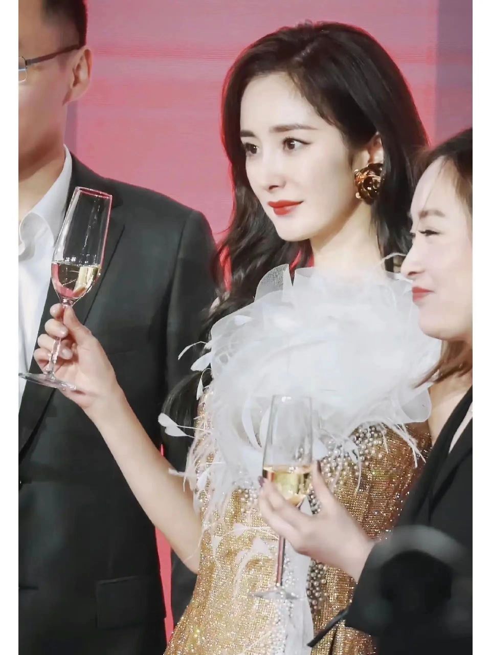 李鱼在综艺上一些不文明的举动被拉了出来,其实李鱼私下也就那样,为了