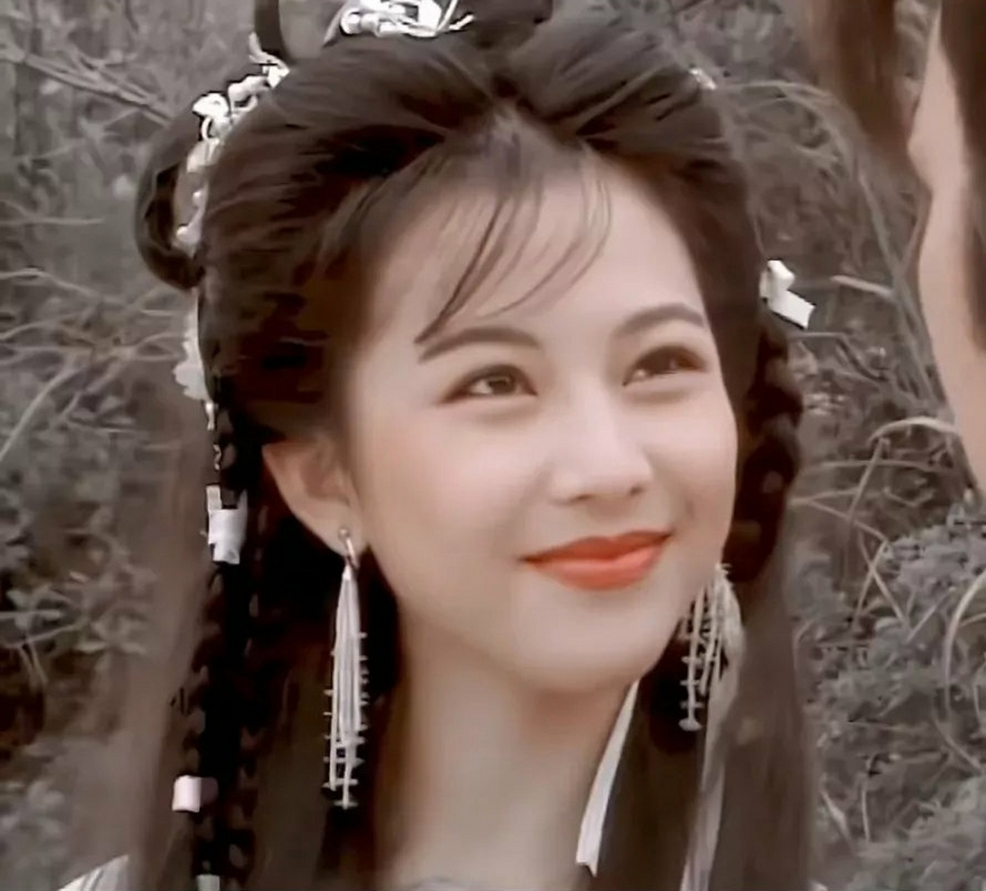 风之刀里的蔡少芬真的太美了,面若桃花,又娇又灵, 见过豆蔻年华时的她