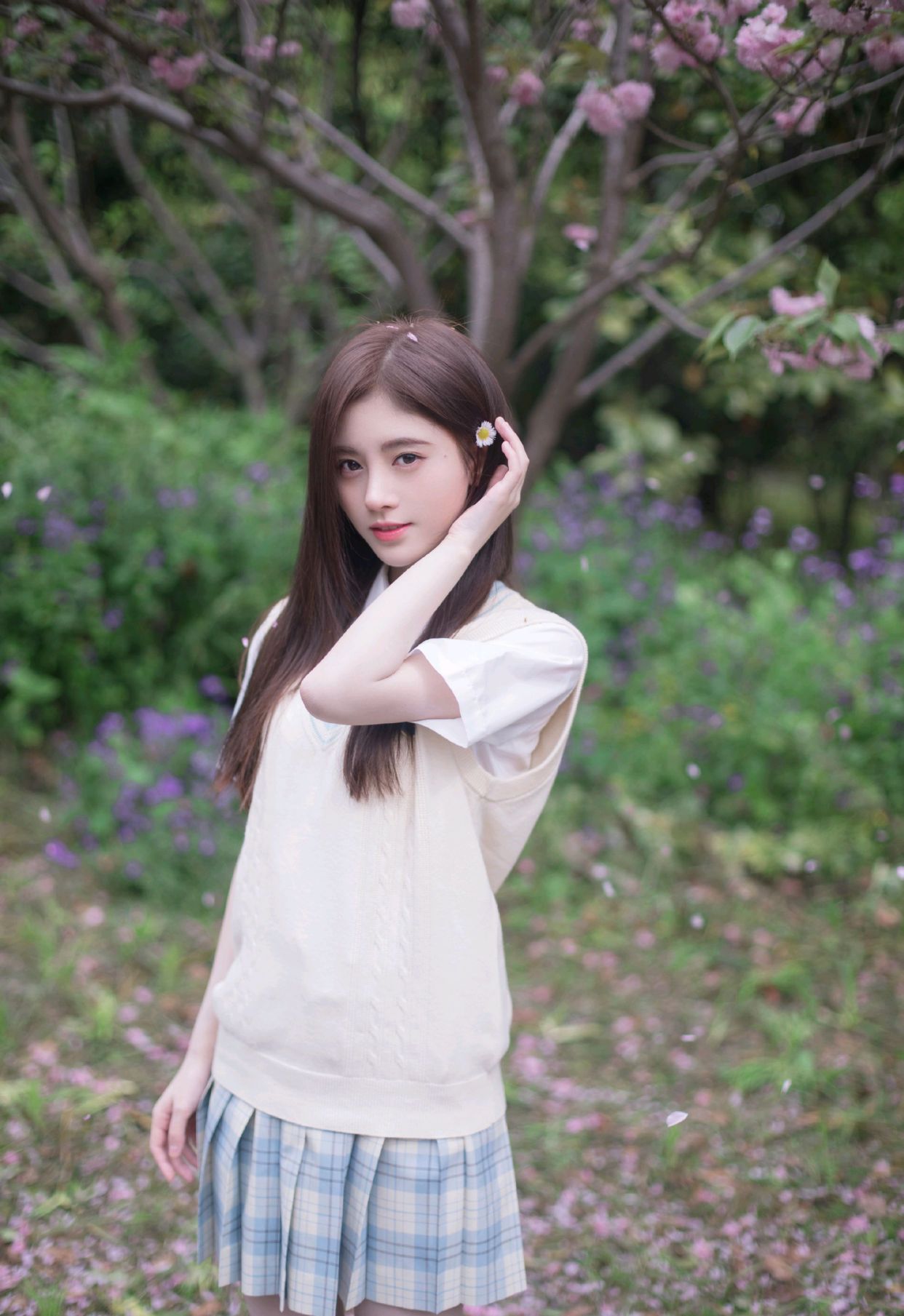 鞠婧祎一身学生装,青春靓丽,娇小可爱