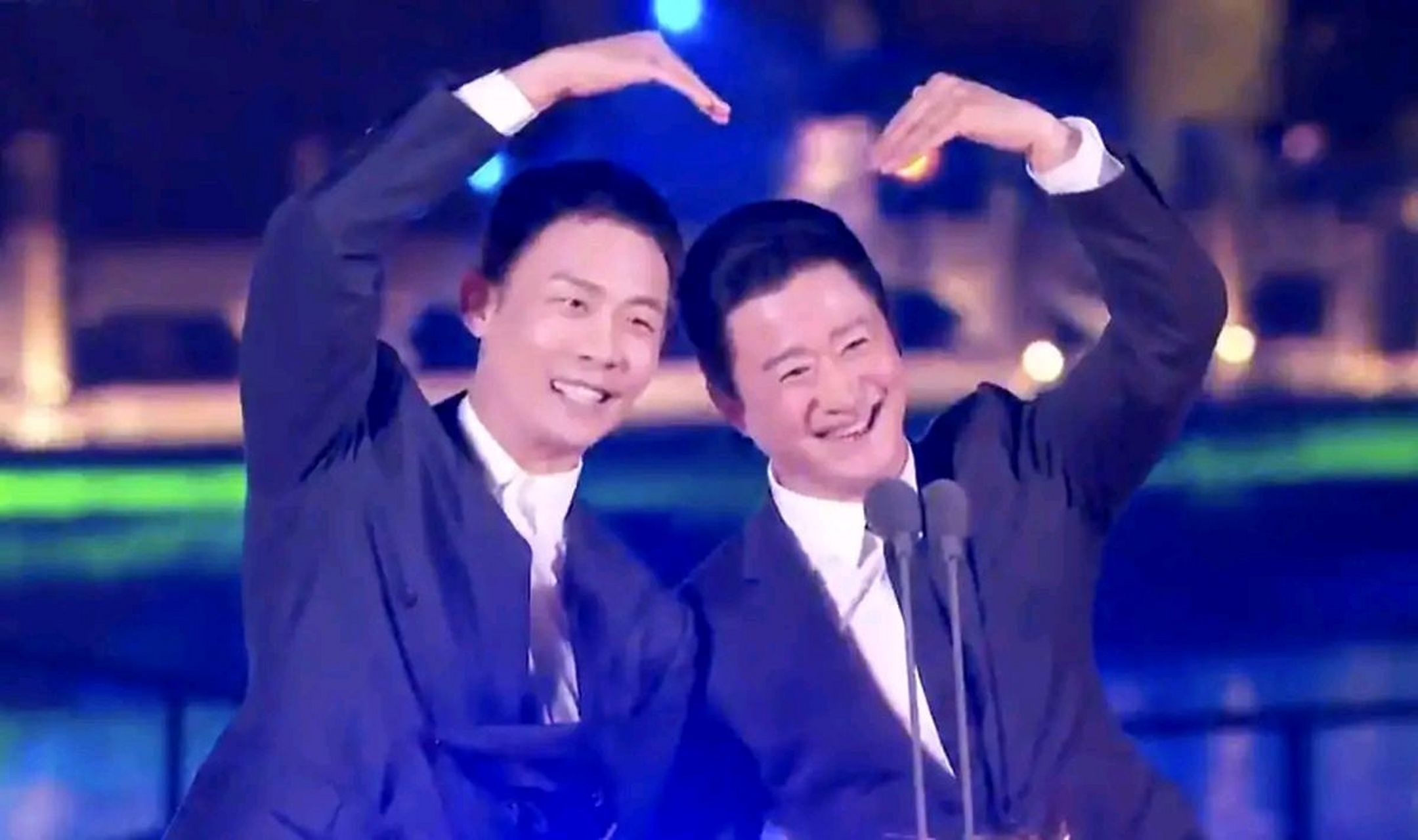 吴京和张译在电视剧大数据典礼上的比心还挺可爱,两人还不只一次比心