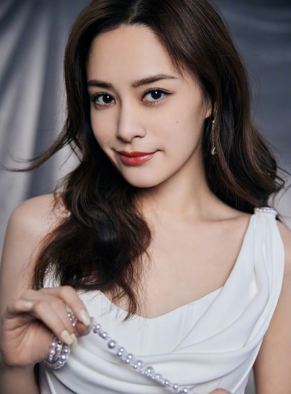 钟欣潼# 清纯甜美的容颜,白皙细嫩的肩颈线,丰满傲人的事业线,妩媚