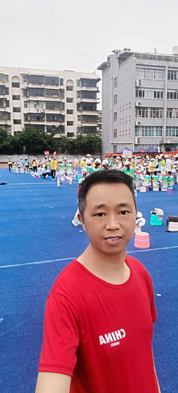 陶泽魔术变脸参加天天爱心公益基金在江油实验学校开展公益活动