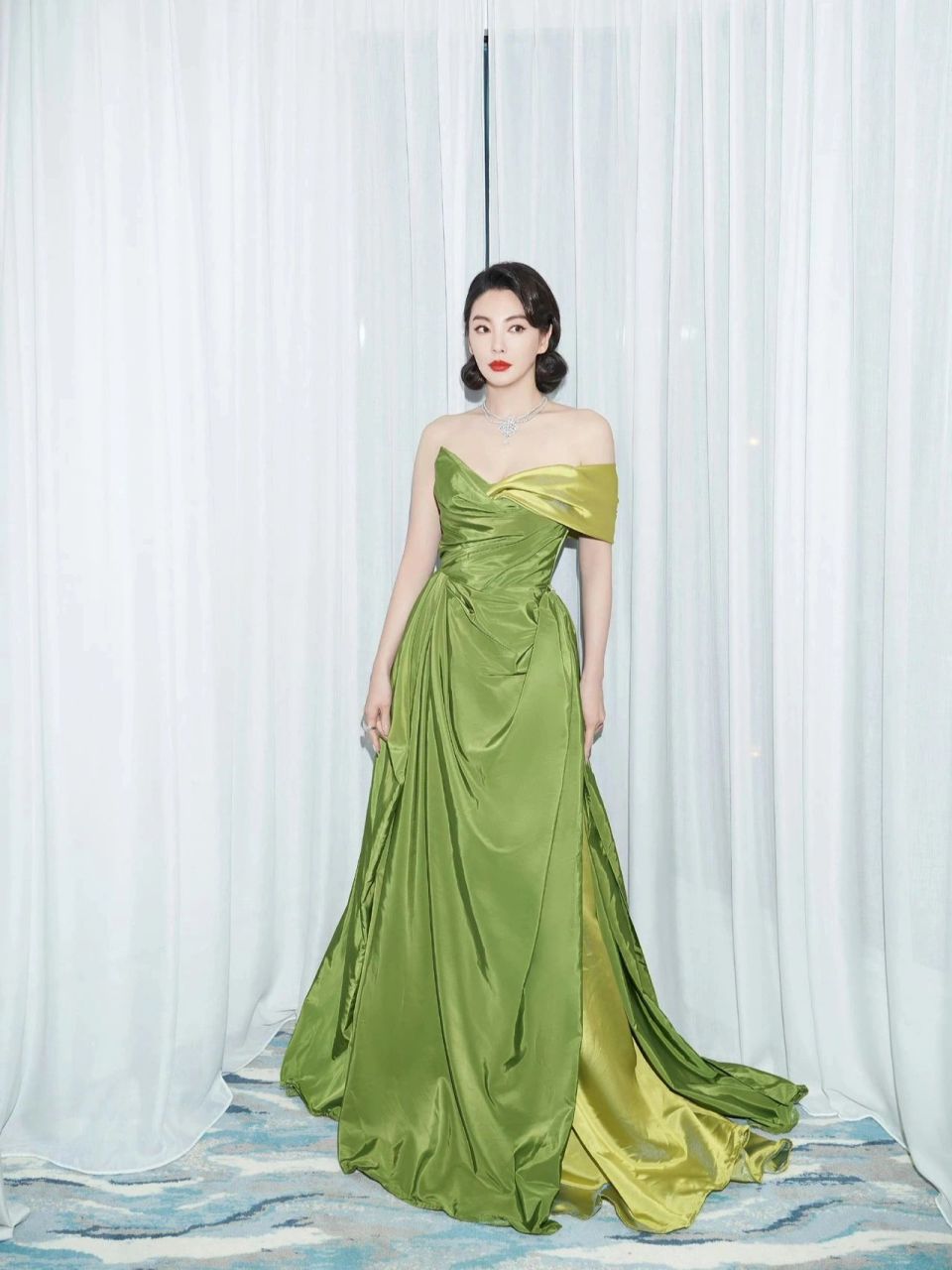 张雨绮身材真的好完美,穿绿色抹胸礼服裙尽显貌美肤白的好气质,优雅与