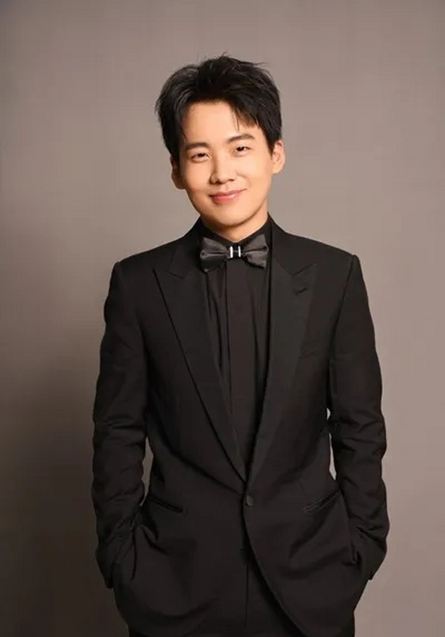 有一次,岳云鹏把郭麒麟摁在地上揍了一顿,郭麒麟回到家,向后妈王惠