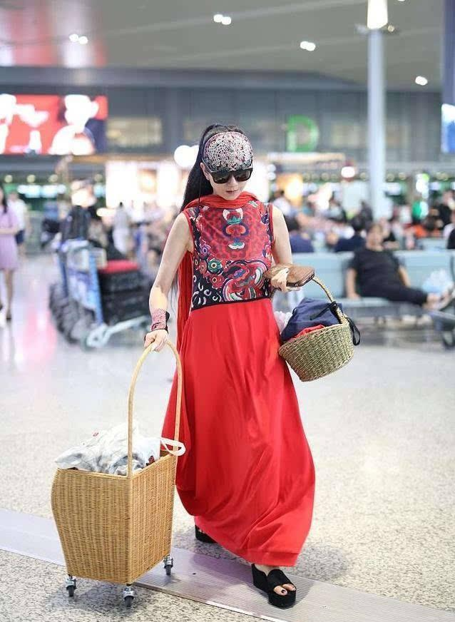 杨丽萍穿着带有中国元素的衣服,就连脚上的鞋,都是充满了民族风