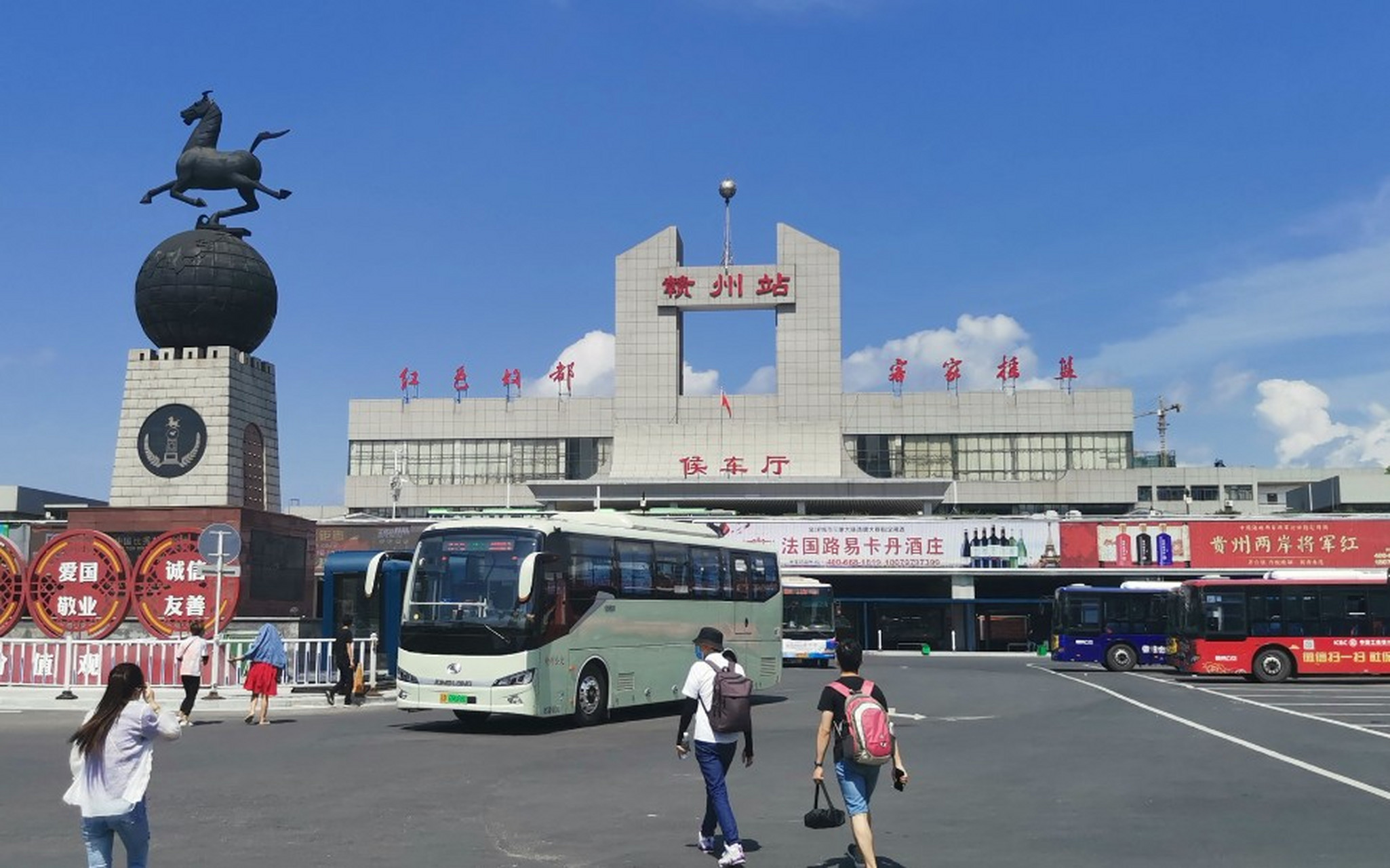 赣州火车站的标志建筑.