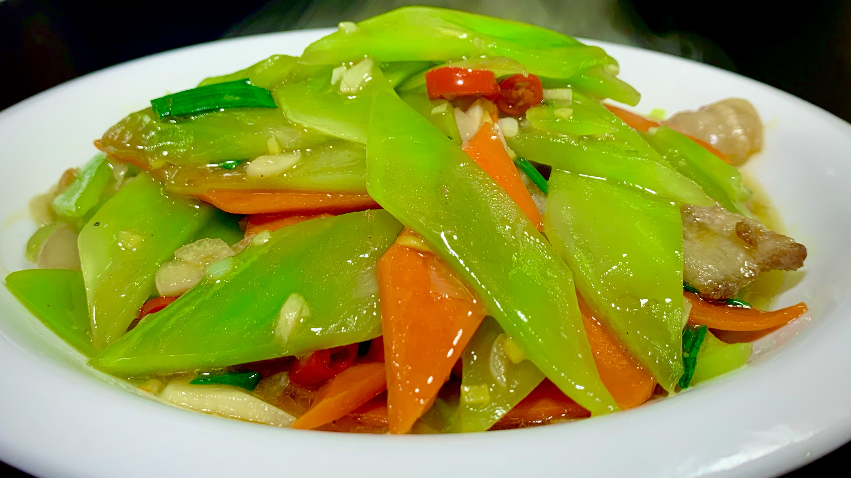 最近很火爆的清炒莴笋的正确做法,鲜嫩爽口,每天吃都不会腻好吃