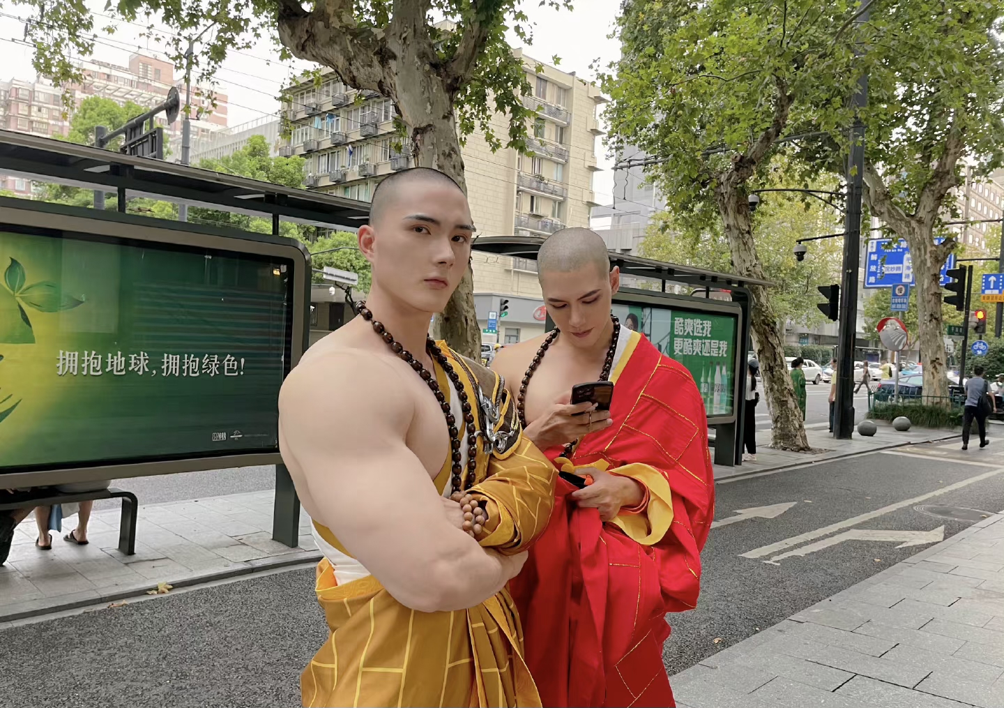 "肌肉男"和尚惊现街头,看似帅气逼人,实则无趣透顶!